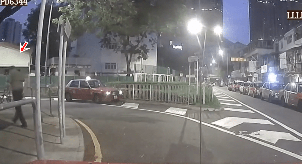 「的士賊」之的士早已停泊公廁附近。(網片截圖)