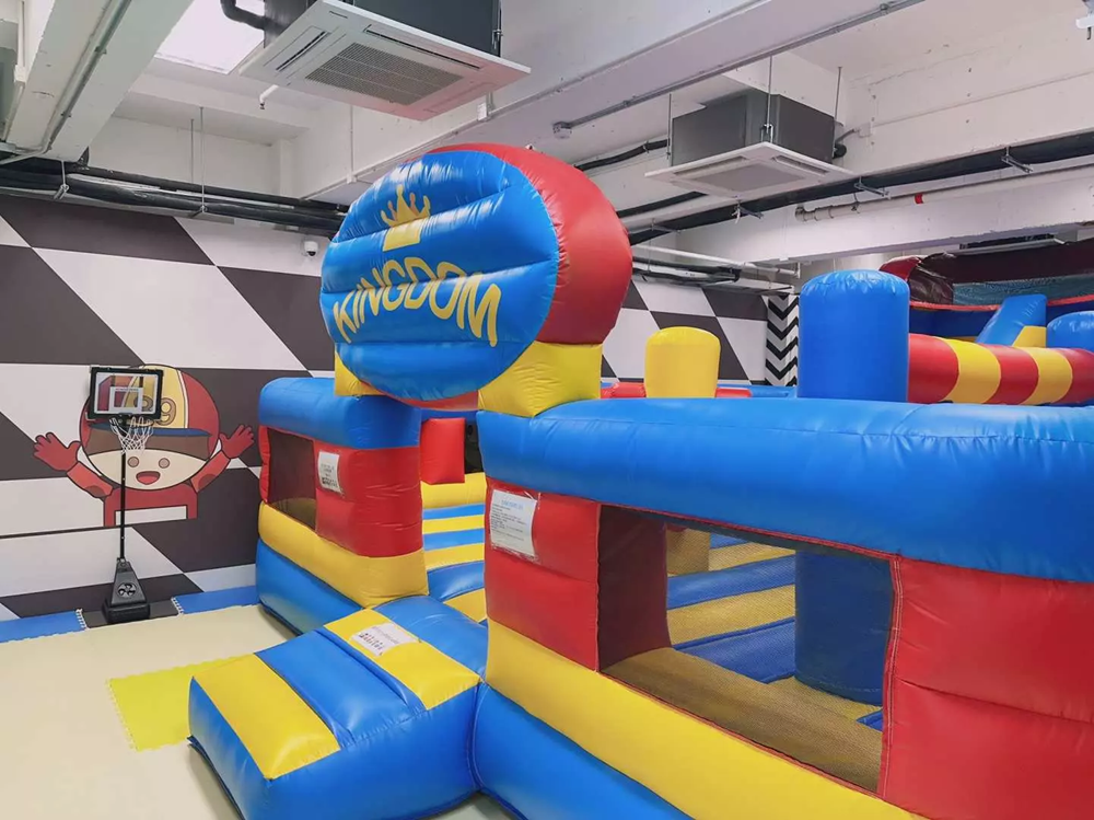 大型彈床區則有超大面積和強勁的彈力運動,在蹦床上旋轉、翻滾、跳躍,打破重力束縛,盡情享受騰空跳躍的快感。