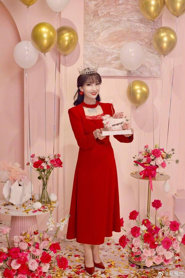 趙雅芝70歲生日與粉絲慶祝(趙雅芝微博)