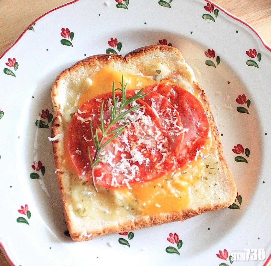 早餐食譜|無油蒜香多士如果嫌蒜蓉多士太單調,也可加入蕃茄一起焗製。(instagram@dabok___)