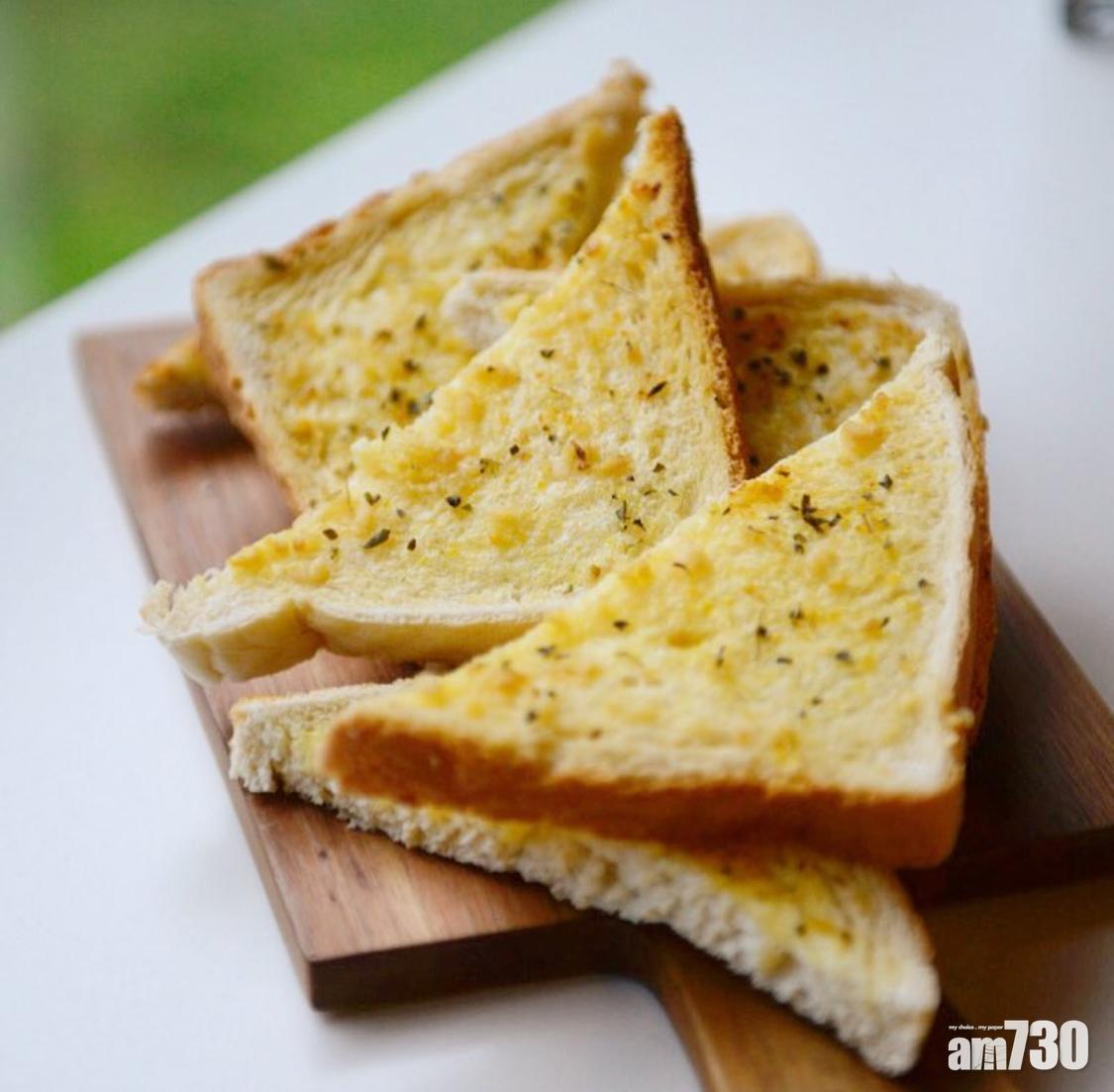 早餐食譜|無油蒜香多士可以用香草代替蔥花。(instagram@amydoesvegan)