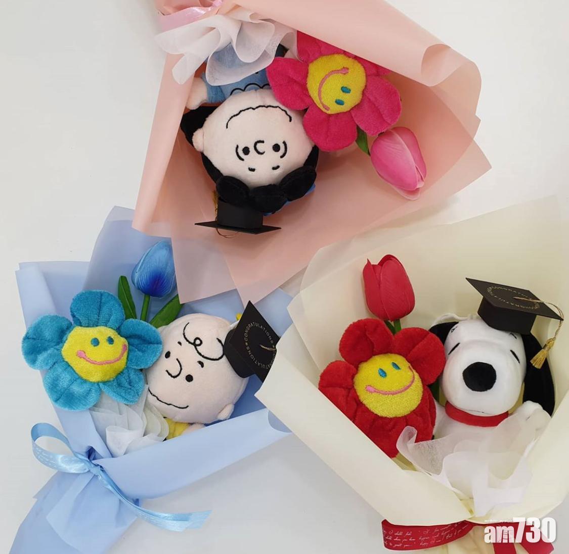 畢業禮物,整個花束都是公仔的話,就不用擔心對花敏感。(instagram@blah_hee)