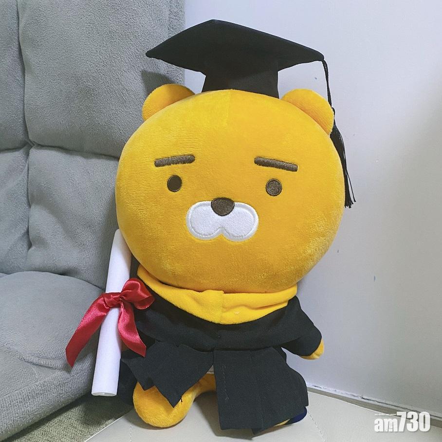 畢業禮物,畢業公仔可按照不同學校、書院的畢業袍製作。