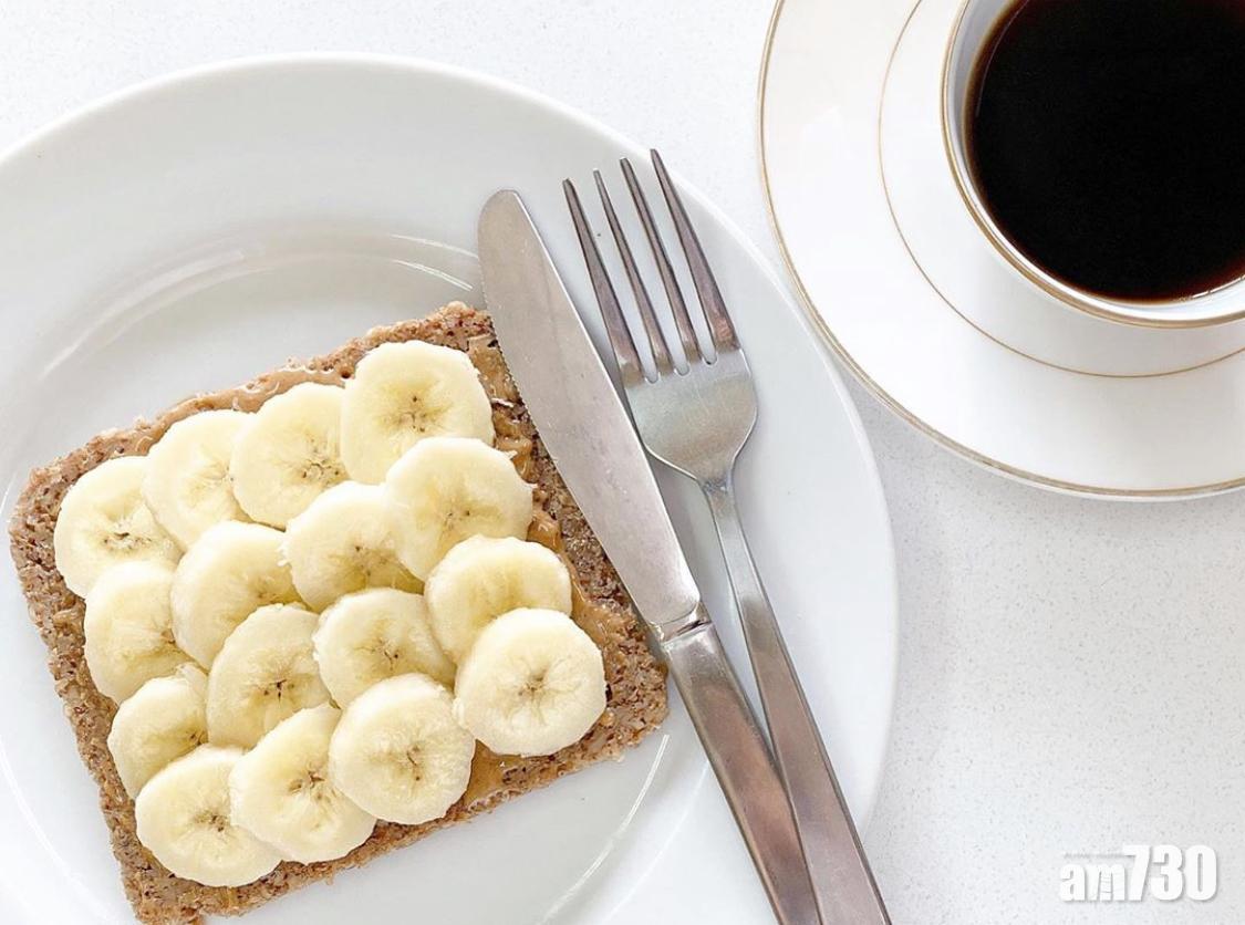 懶人早餐食譜|無糖無油香蕉烤多士 如果家中沒有焗爐,也可用煎鑊烘烤麵包後,塗上低卡花生醬和香蕉一起食用。(instagram@maki_tamago)