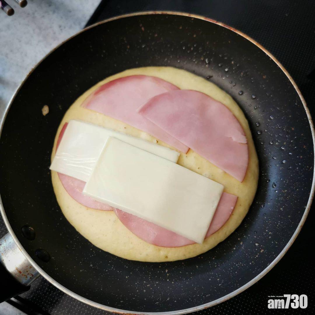 下午茶小食食譜|芝士火腿鬆餅Burger 大家可以按照自己的口味,轉換不同的材料如雞蛋、煙肉等。(Instagram @asa.panda)