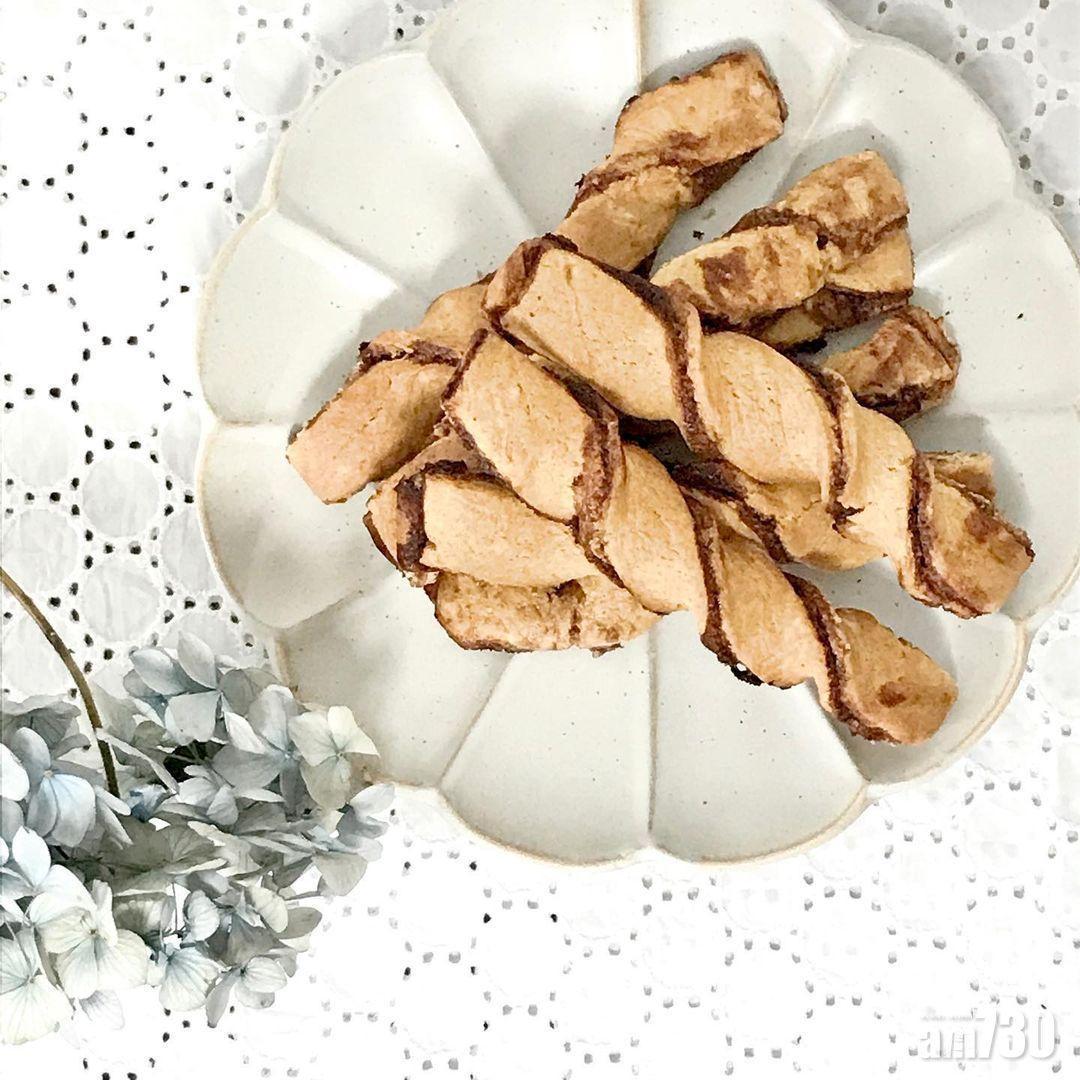 下午茶小食食譜|扭扭餅乾條用班戟粉都可以做到!(Instagram @tomohouse.cafe)