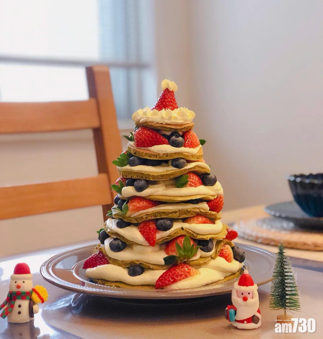 聖誕大餐食譜|鬆餅煎成不同的尺寸才更有聖誕樹的效果。