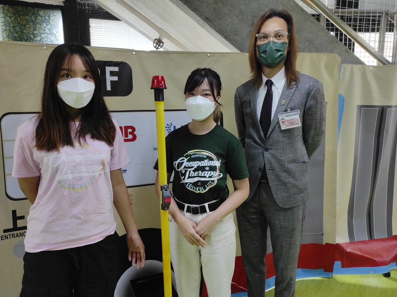 Vicky(中)表示,以往從未想過用巴士站作治療工具,但亦感到「意料之外,情理之中」。(李朗僑攝)