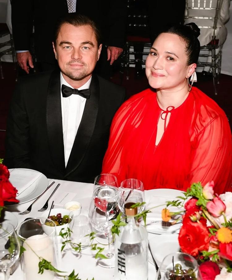 奇洛李維斯紳士look拖女友參加藝術館活動