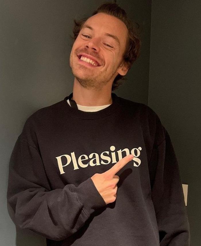 Harry身體力行經常宣傳自己品牌。