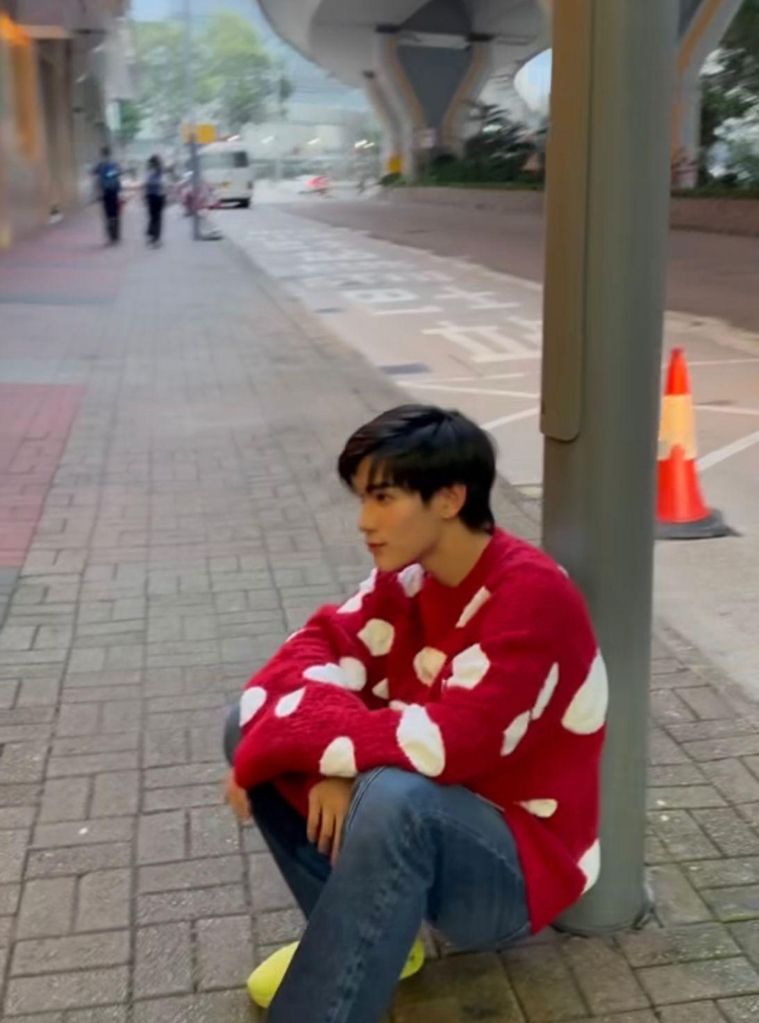 Fourth穿上靚衫在九展正門留影。