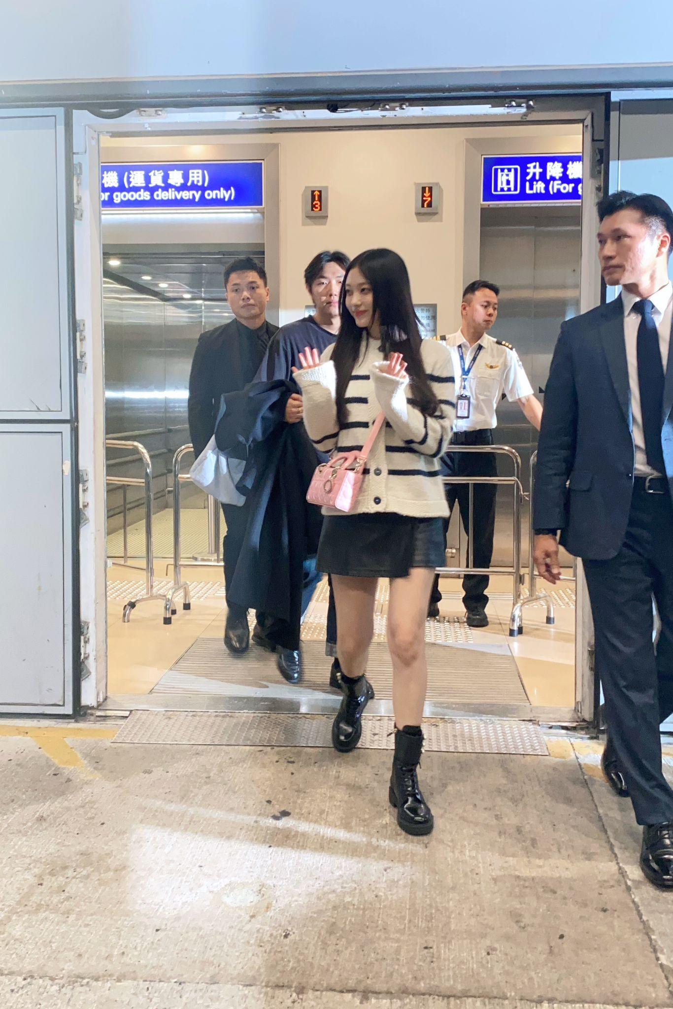 Haerin昨晚到港,吸引約200粉絲接機歡迎。