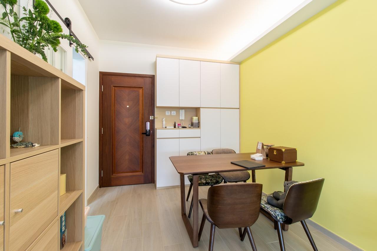 傢俬如飯桌和大門分別用較深的胡桃木及棕木色,跟淺木色地板形成對比