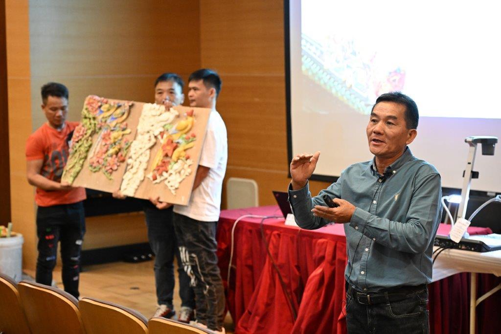 國家級非物質文化遺產灰塑項目代表性傳承人邵成村師傅介紹灰塑工藝和指導學員完成「福到眼前」灰塑作品。