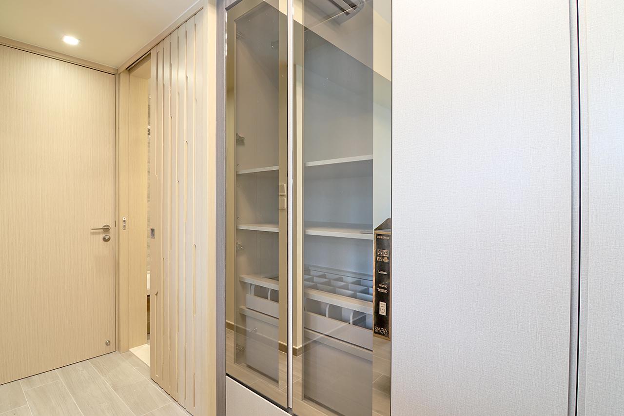 客房特別用上銀邊包框的玻璃衣櫃