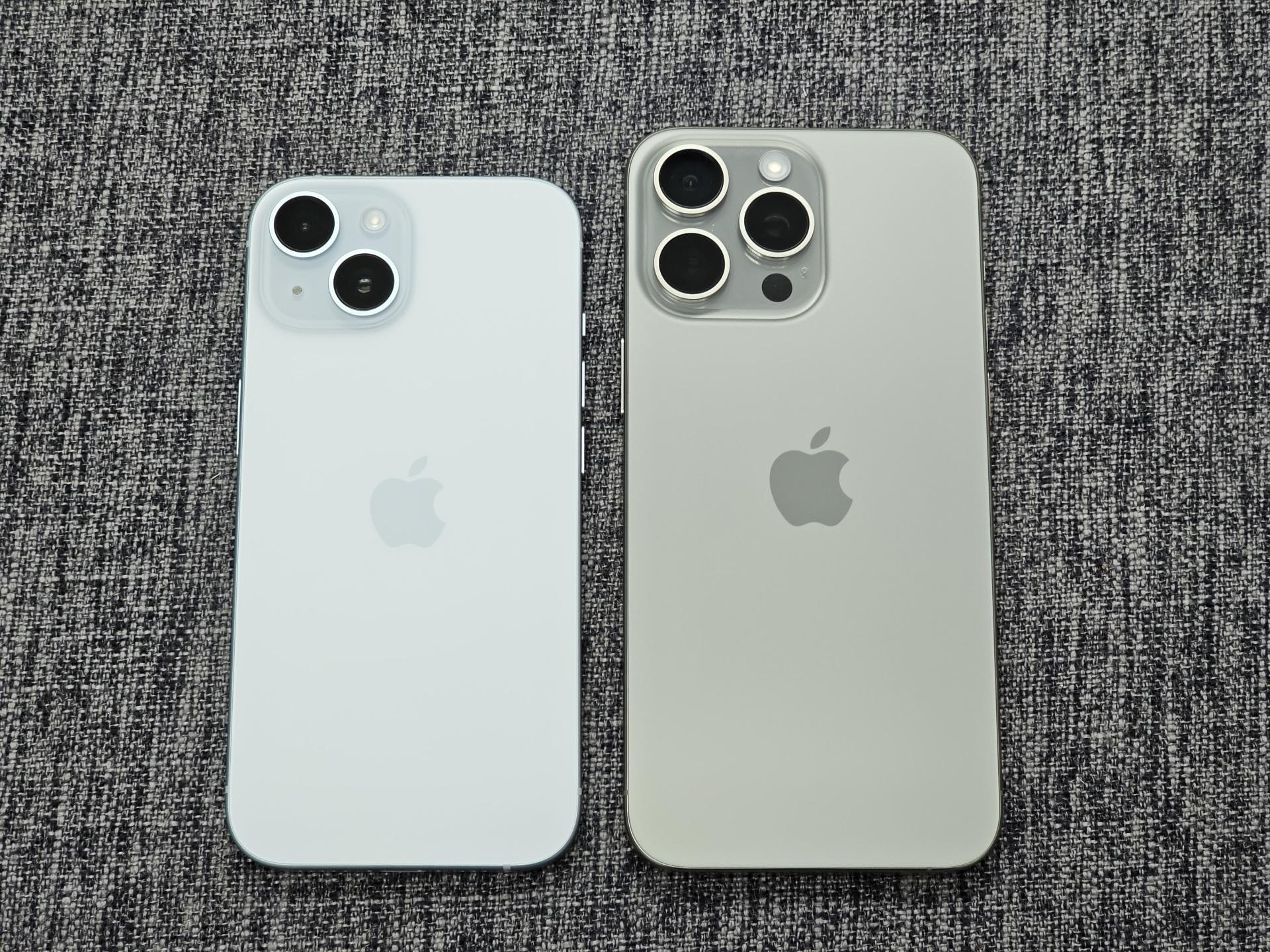 iPhone 15 Pro及iPhone 15 Pro Max(右)鎖量不錯。(資料圖片)