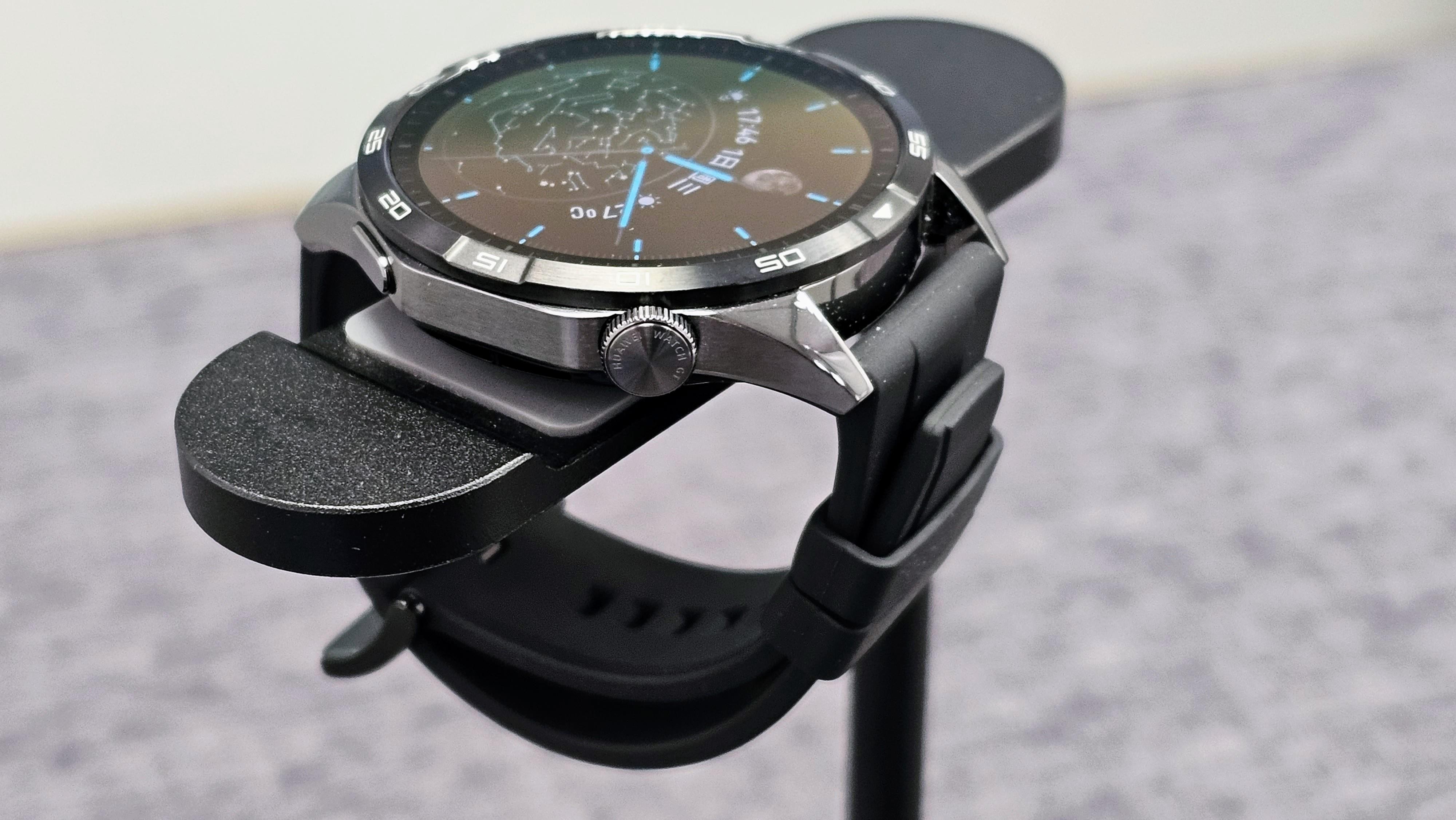 右側備有上按鍵和下按鍵,前者支援旋轉錶冠。