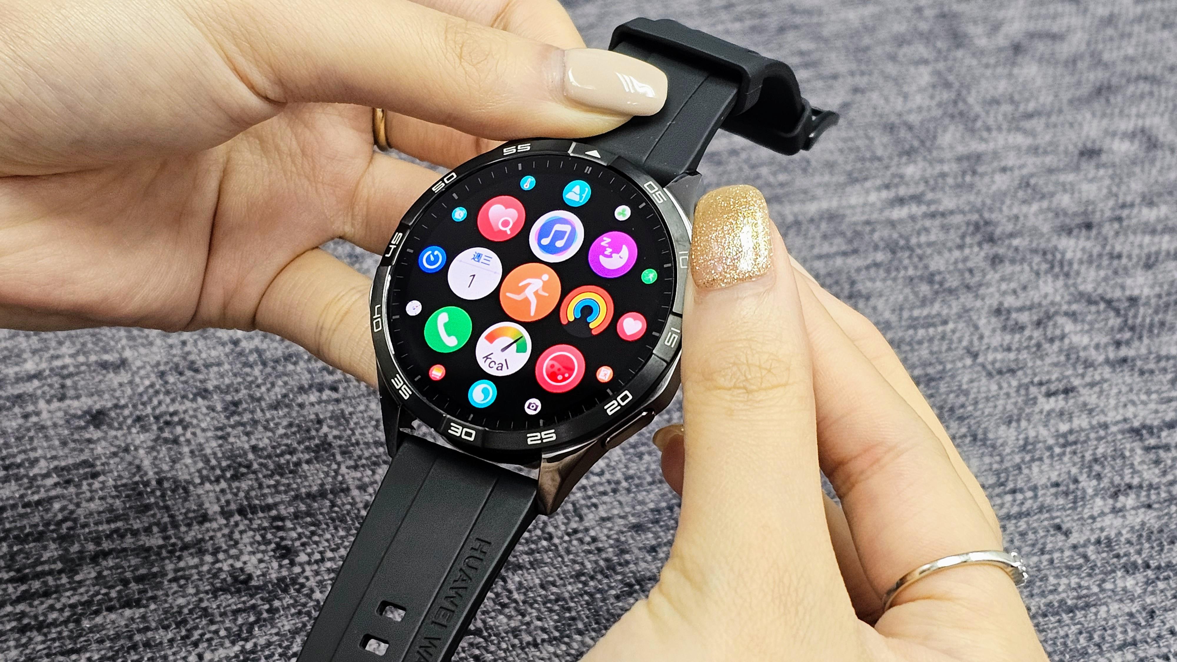 轉頭錶冠時可放大或縮小apps,方便選擇。