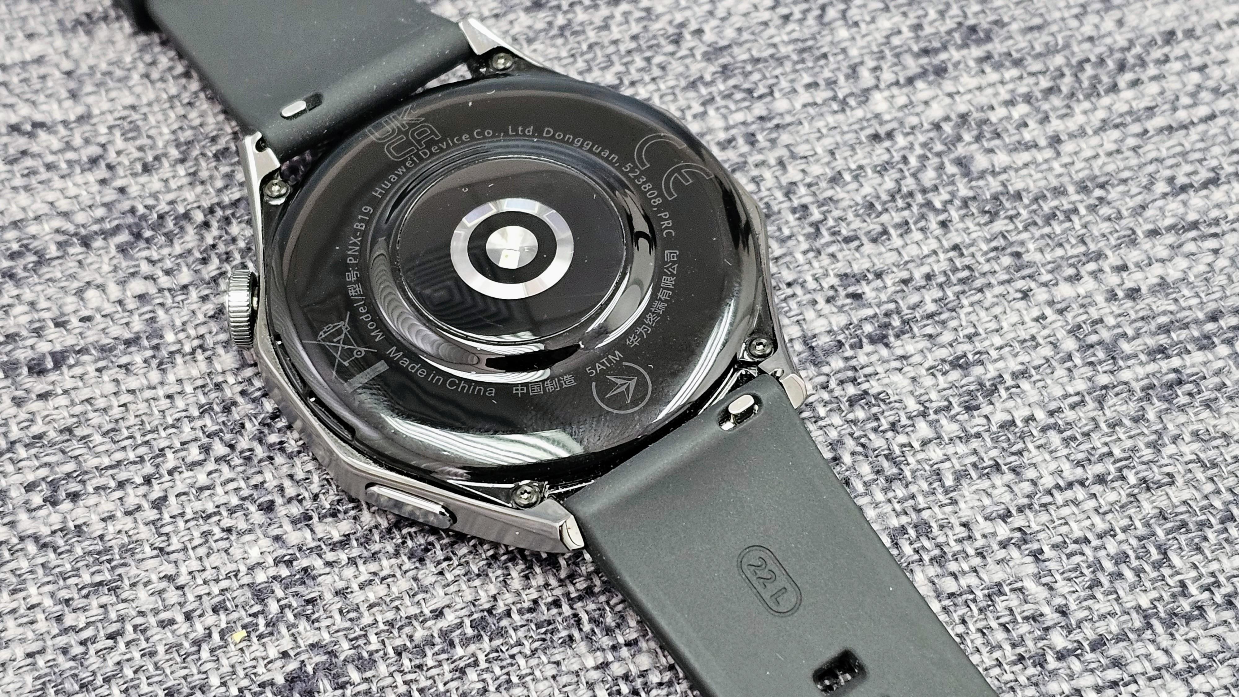 錶帶裝拆簡單,按下錶帶背的活門即可安裝。