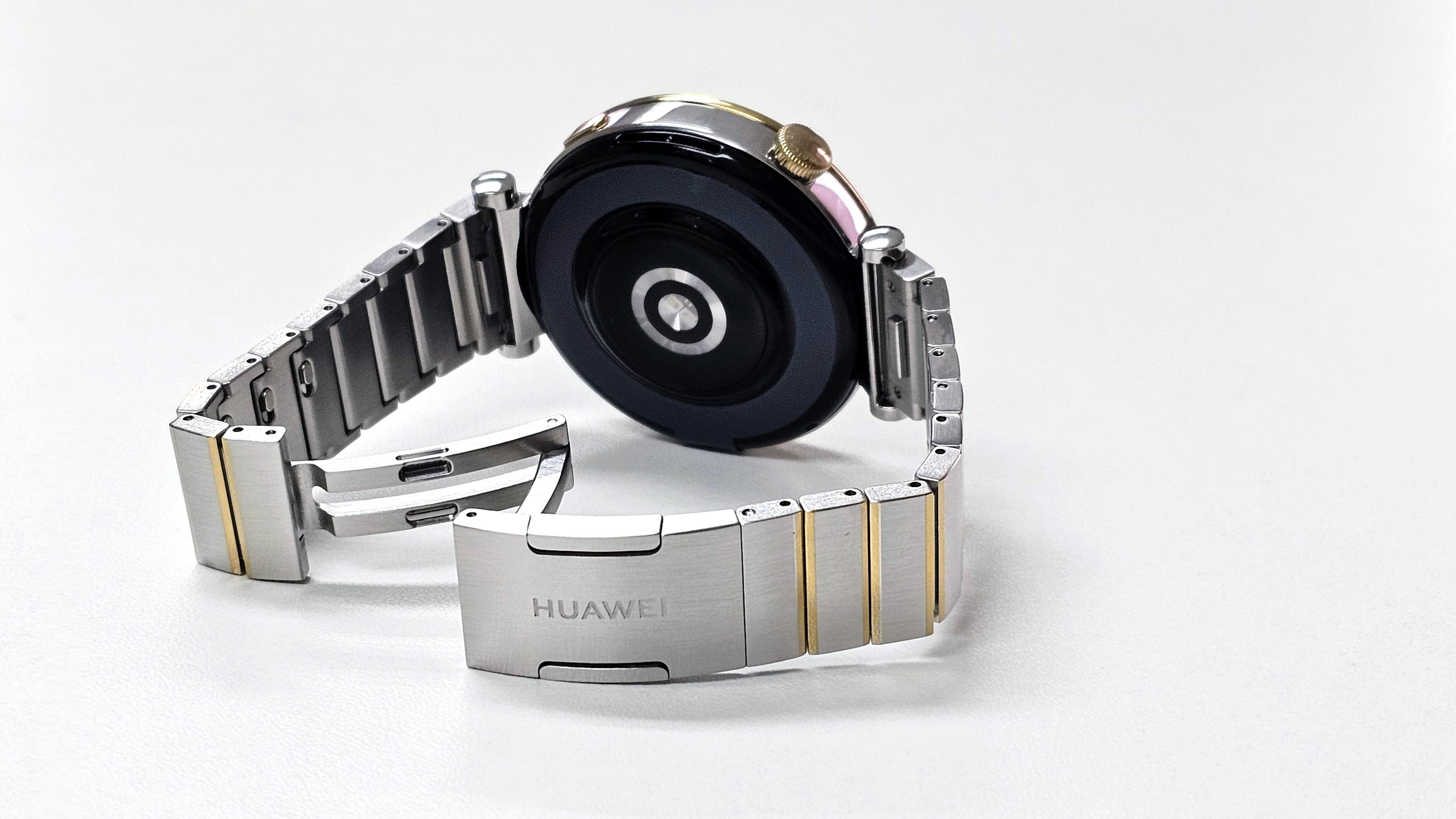 經典的鋼帶扣設計,配上金色邊線作點綴。