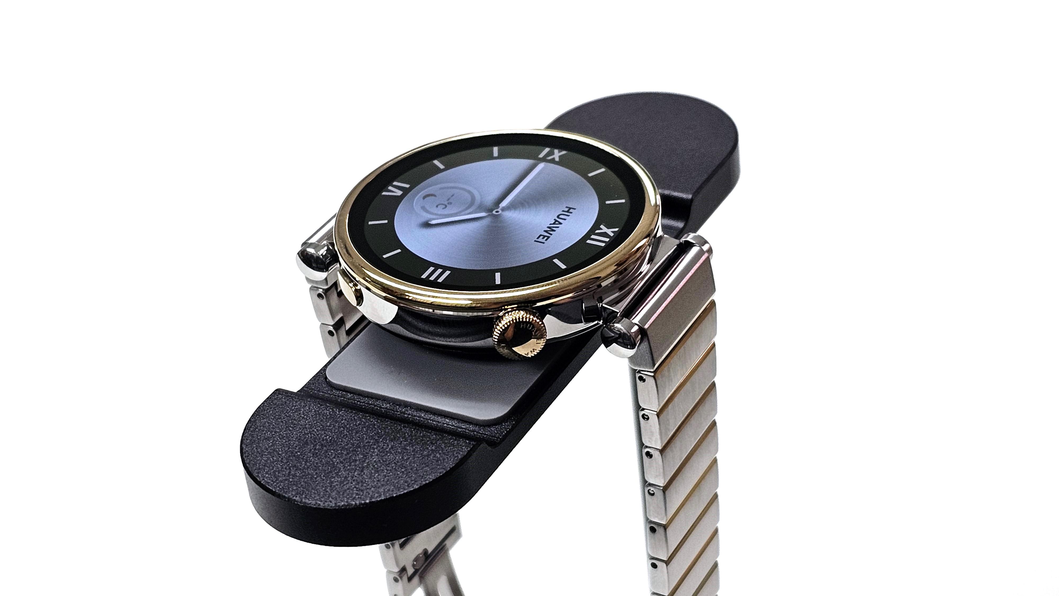 圓形錶盤上方疊加光亮金屬裝飾細圈,宛如一件精緻的珠寶手飾。