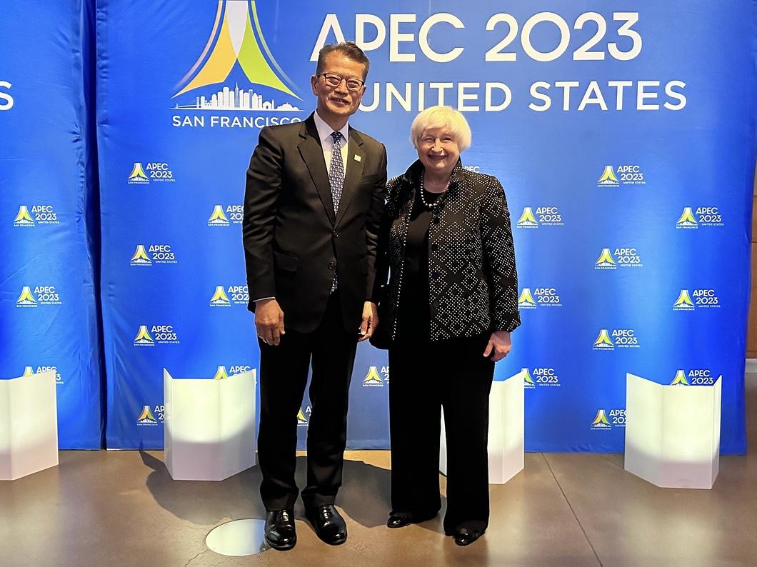 陳茂波在出席經合組織財長會議歡迎酒會時,和美國財政部長耶倫拍照。(陳茂波網誌)