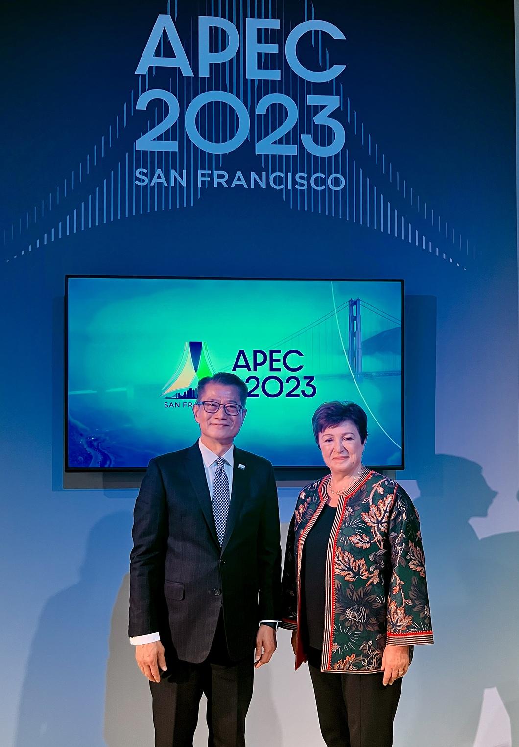 陳茂波和國際貨幣基金組織總裁格奧爾基耶娃在會議前合照。(陳茂波網誌)