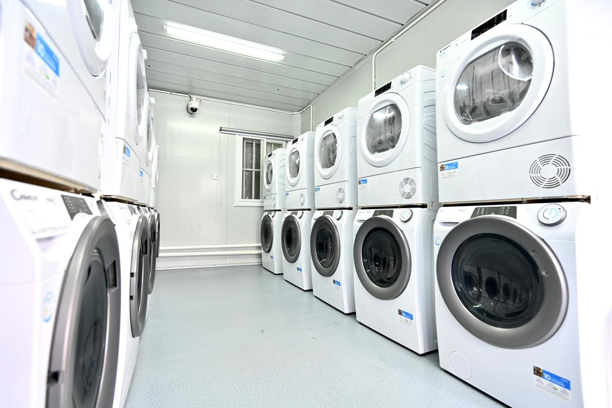 宿舍設有洗衣房、衞浴間、醫療服務室等,照顧勞工需要。(政府新聞處圖片)