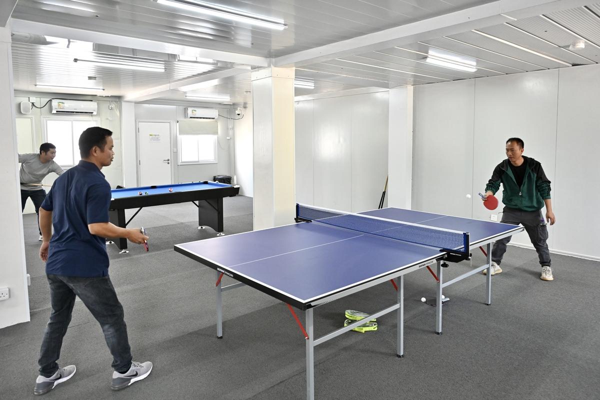 宿舍配備基本家具和電器,也有文娛康樂設施供入住的輸入勞工免費使用。(政府新聞處圖片)