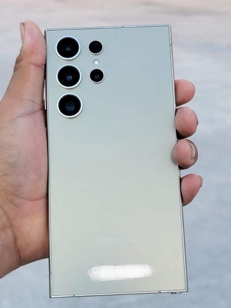 Samsung Galaxy S24 Ultra疑流出實機照,維持無模組開孔後鏡配置