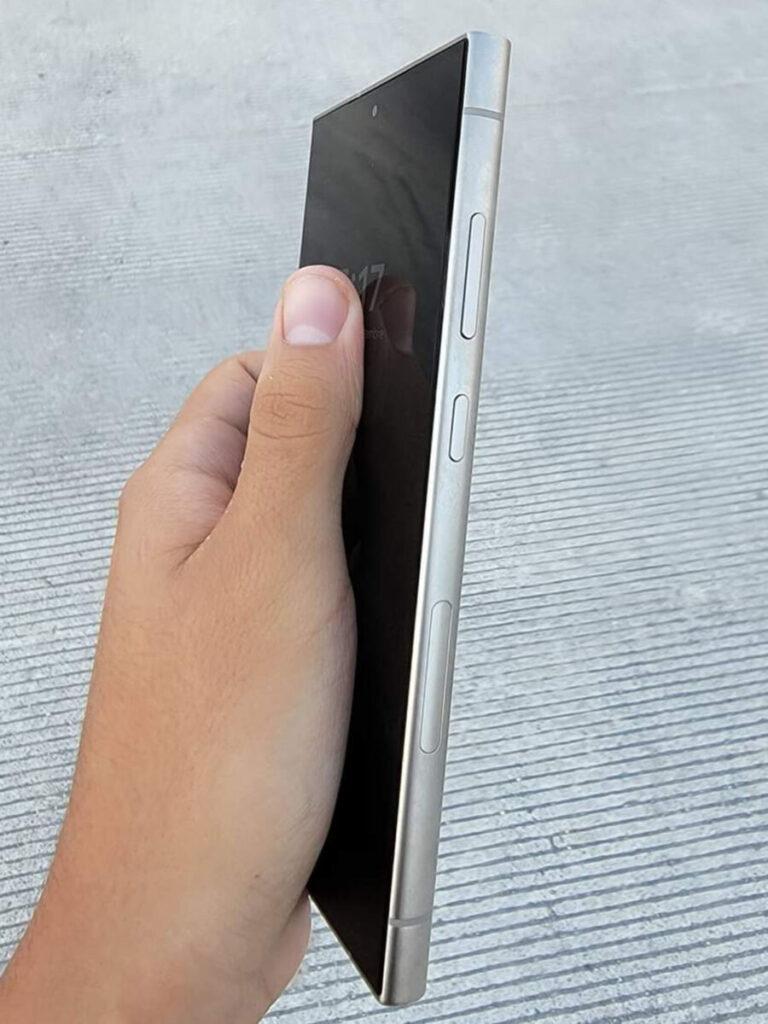 Samsung Galaxy S24 Ultra疑流出實機照,有指使用平面螢幕