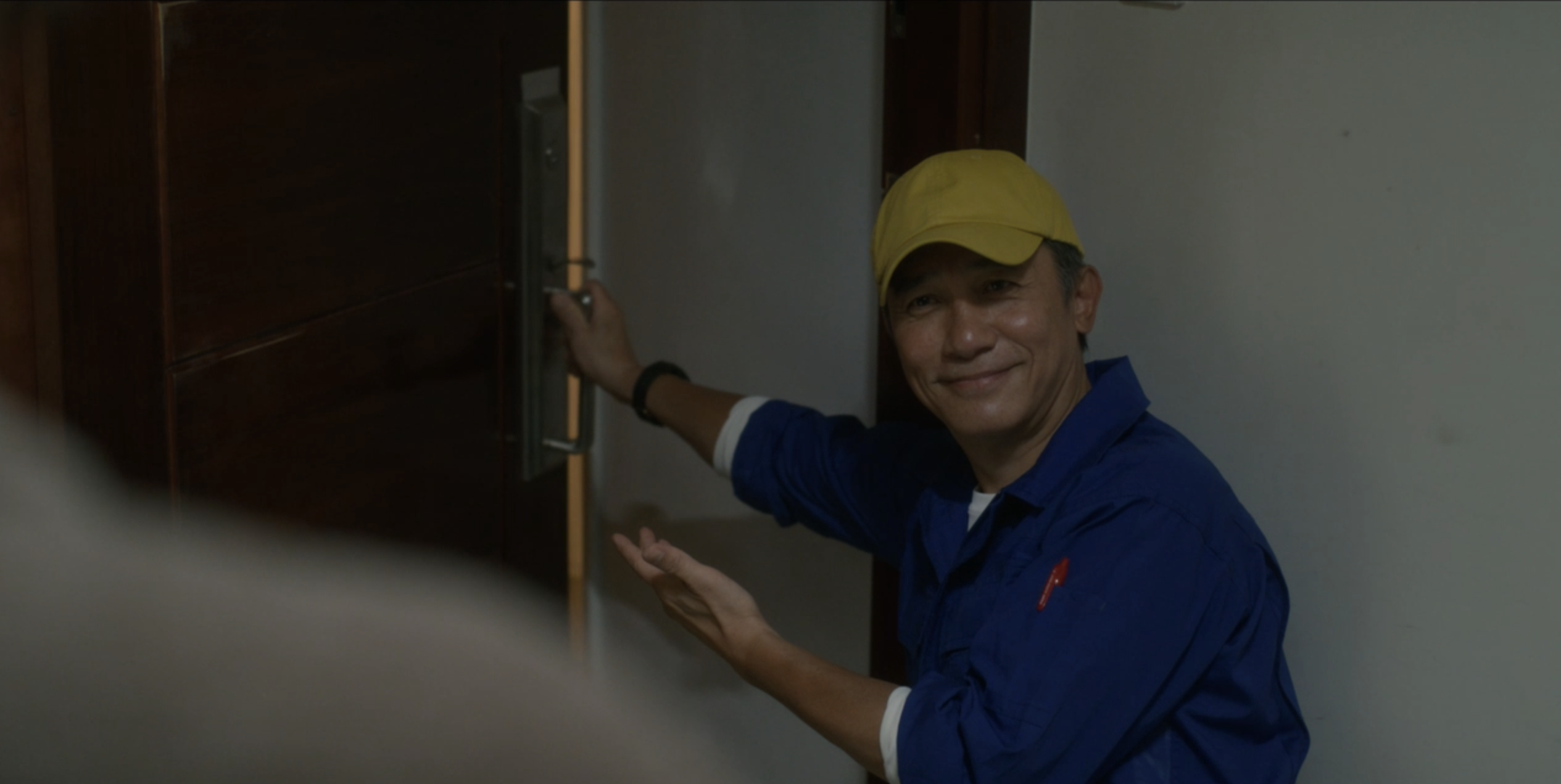 陳奕迅新歌《社交恐懼癌》MV,梁朝偉驚喜現身演開鎖工人。