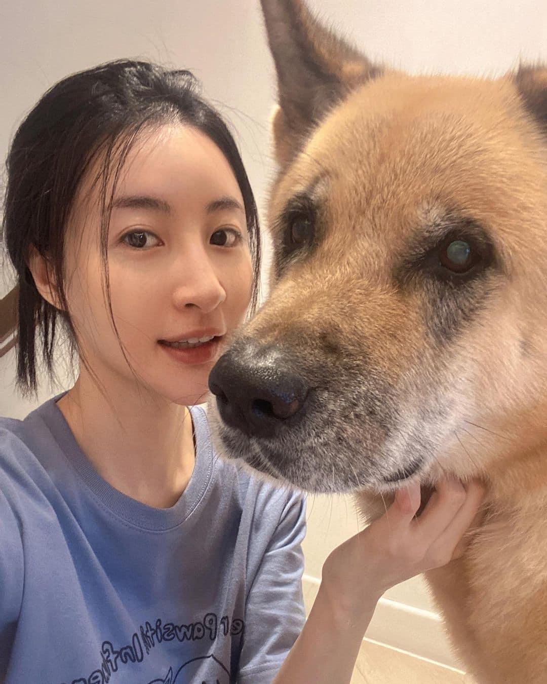 林夏薇有「娛樂圈馬甲線代言人」之稱(林夏薇社交網站)