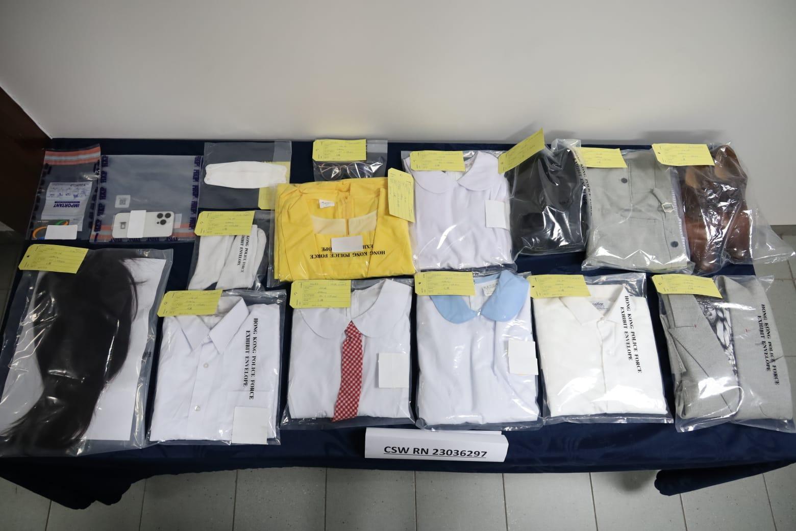 警方檢獲多套中學校服。(鍾式明攝)