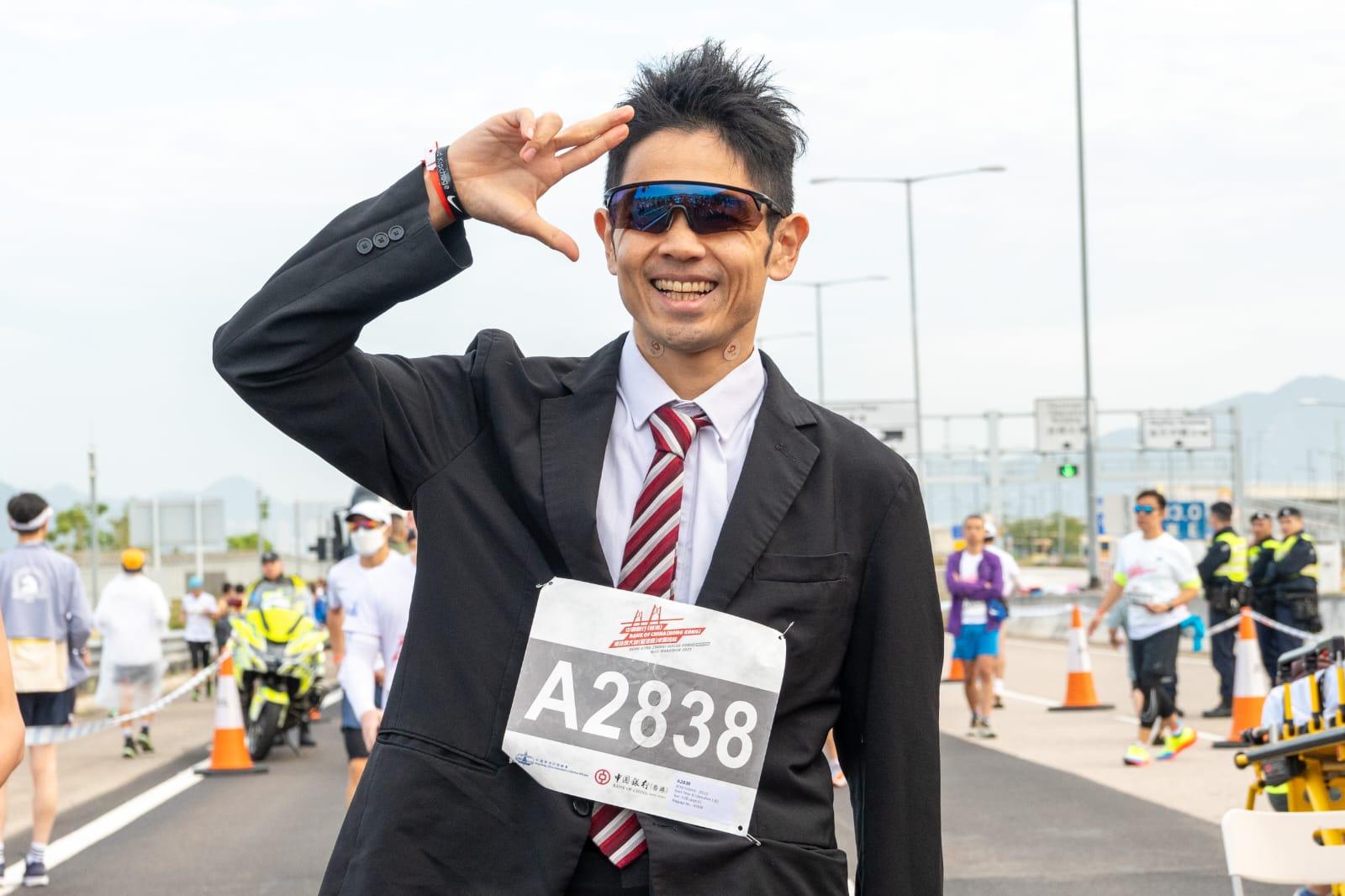 有跑手穿西裝參賽。(陳奕釗攝)