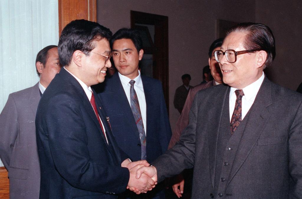1993年5月3日,中國共產主義青年團第十三次全國代表大會開幕,推選李克強為主席團常務主席。這是江澤民與李克強握手。(新華社)