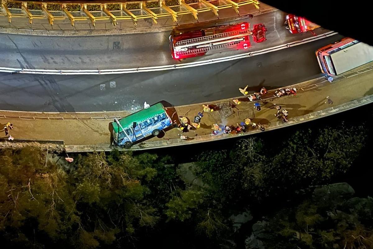 數碼港道有專綫小巴翻側。(網民Maoshan Connie@FB群組「南區之友 2.0」)