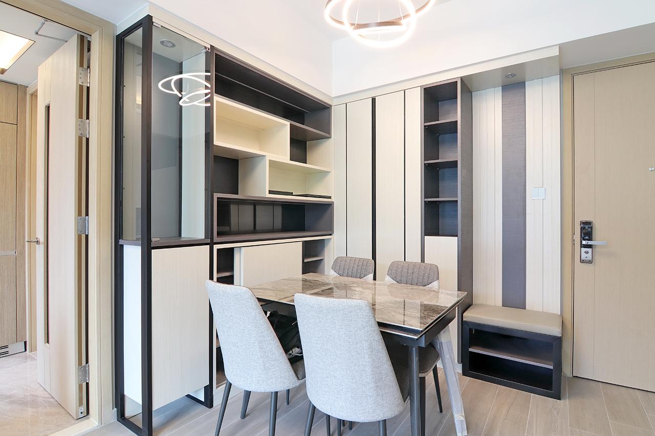 飯廳的儲物櫃以黑白色作主打,充滿現代感的簡約流線別出心栽