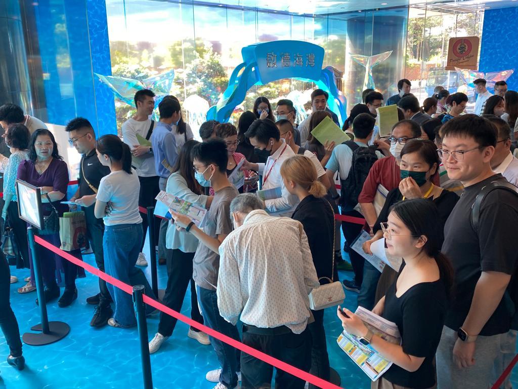 發展商中午起安排已入票買家到場登記,隨即進行抽籤及揀樓,場面墟冚。