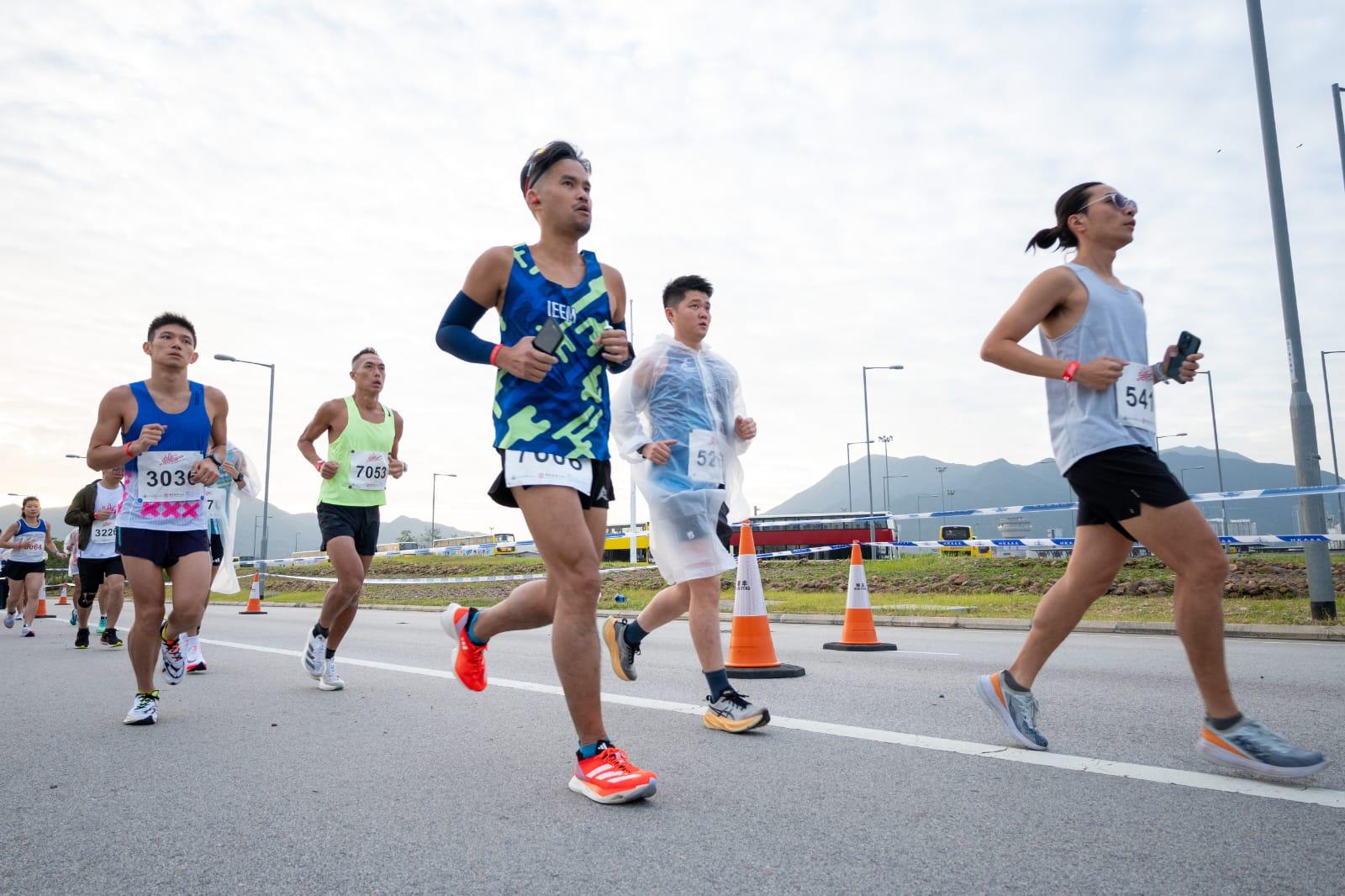 首屆港珠澳大橋香港段半馬拉松今早舉行。(陳奕釗攝)