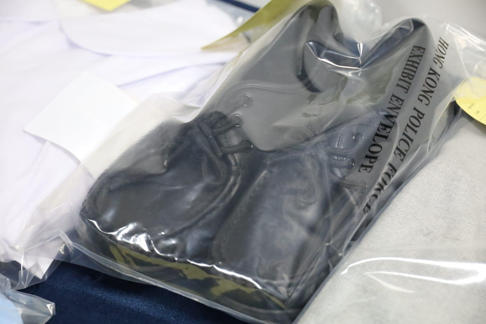 警方檢獲懷疑疑犯穿過的皮鞋。((鍾式明攝)