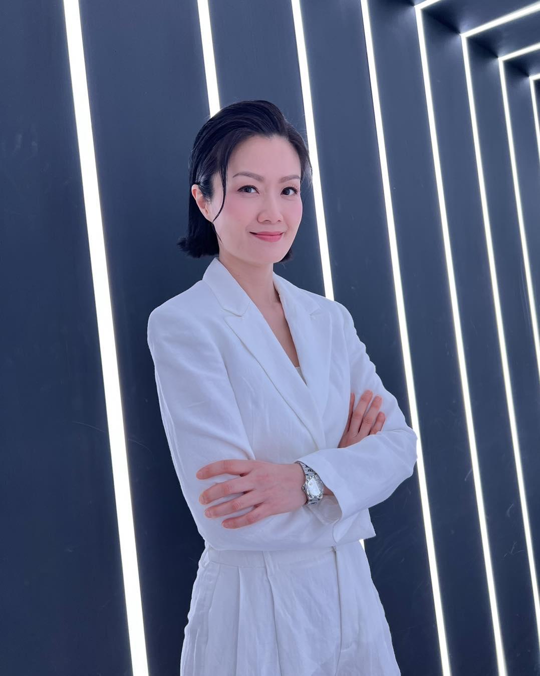 方健儀與丈夫洪楚恆在TVB工作時結識,後來結婚。