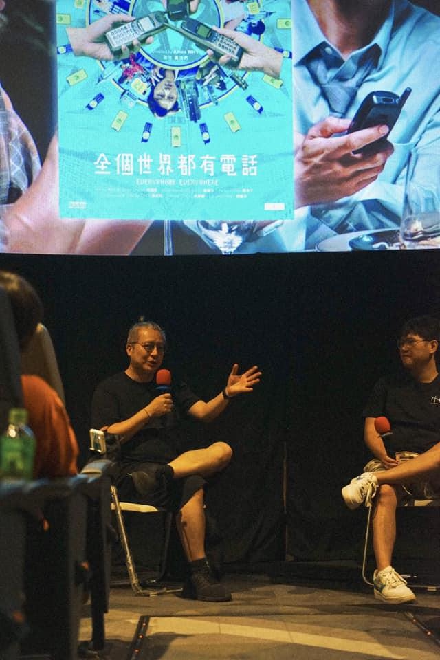 全個世界都有電話曾在粉嶺嘉禾戲院包場及舉行分享會,黃浩然導演有到場(皇后山區區議員羅庭德FB)
