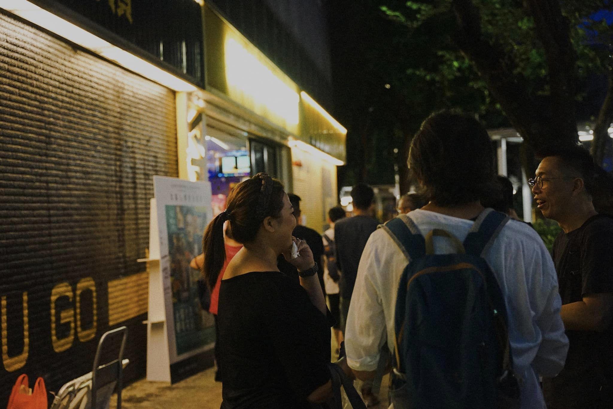 全個世界都有電話曾在粉嶺嘉禾戲院包場及舉行分享會,黃浩然導演有到場(皇后山區區議員羅庭德FB)