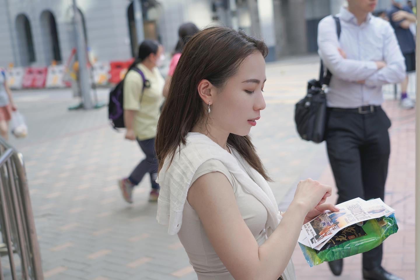 彭意婷「落區」接觸市民(彭意婷Facebook圖片)