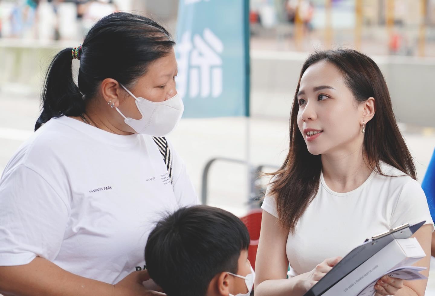 彭意婷「落區」接觸市民(彭意婷Facebook圖片)