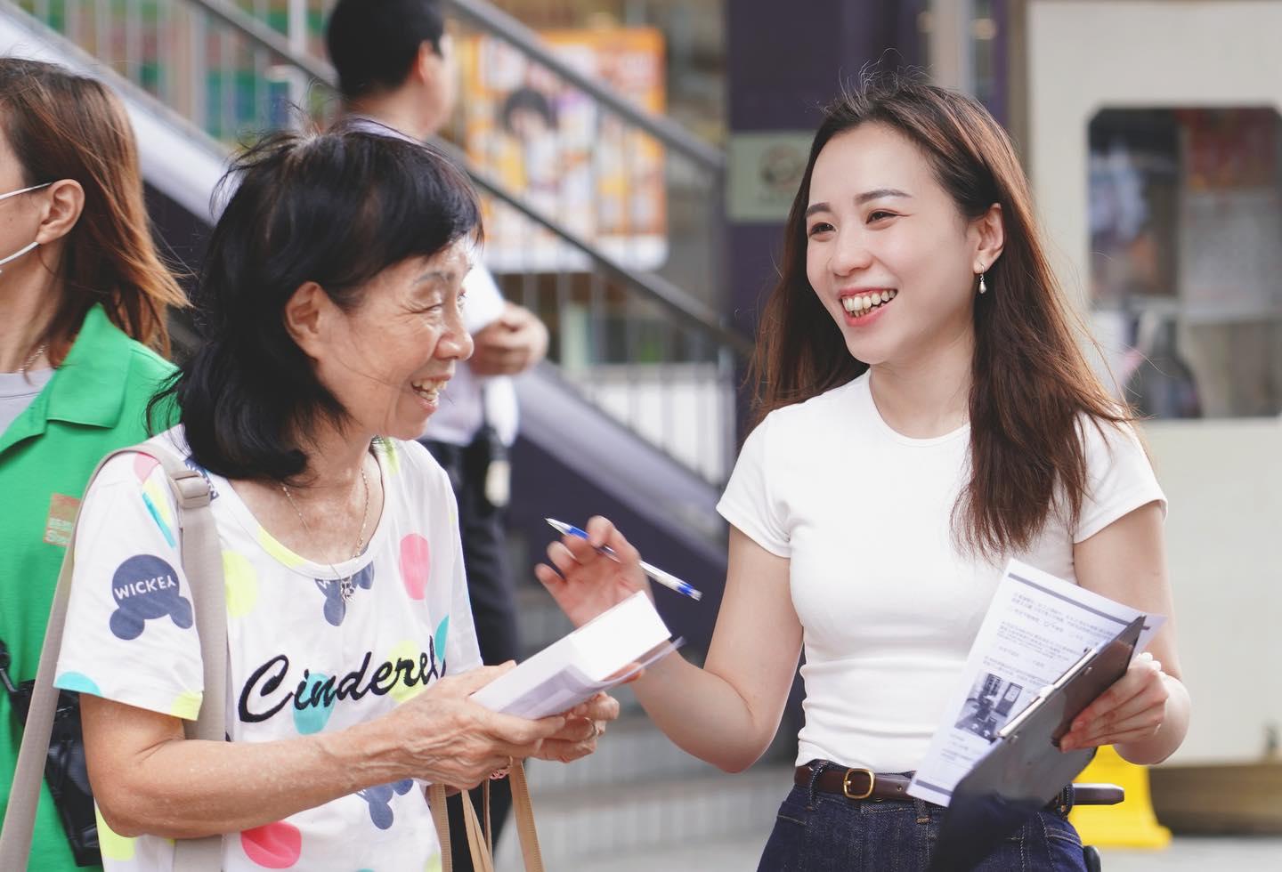 彭意婷「落區」接觸市民(彭意婷Facebook圖片)