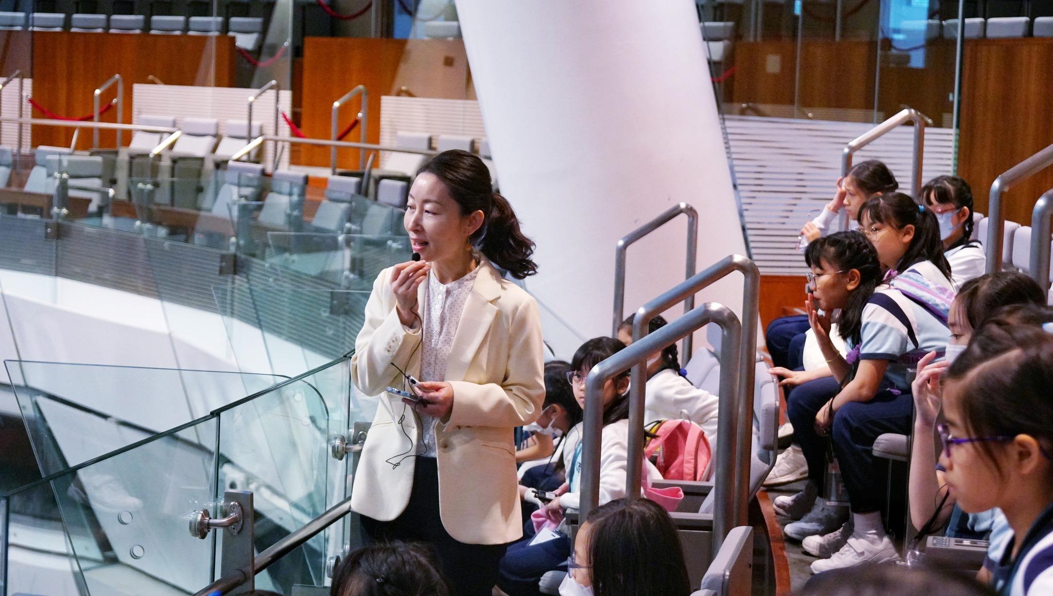 Ray Online|洪雯解答學生「十萬個為甚麼」 指必須學會睜眼睡覺以免見報