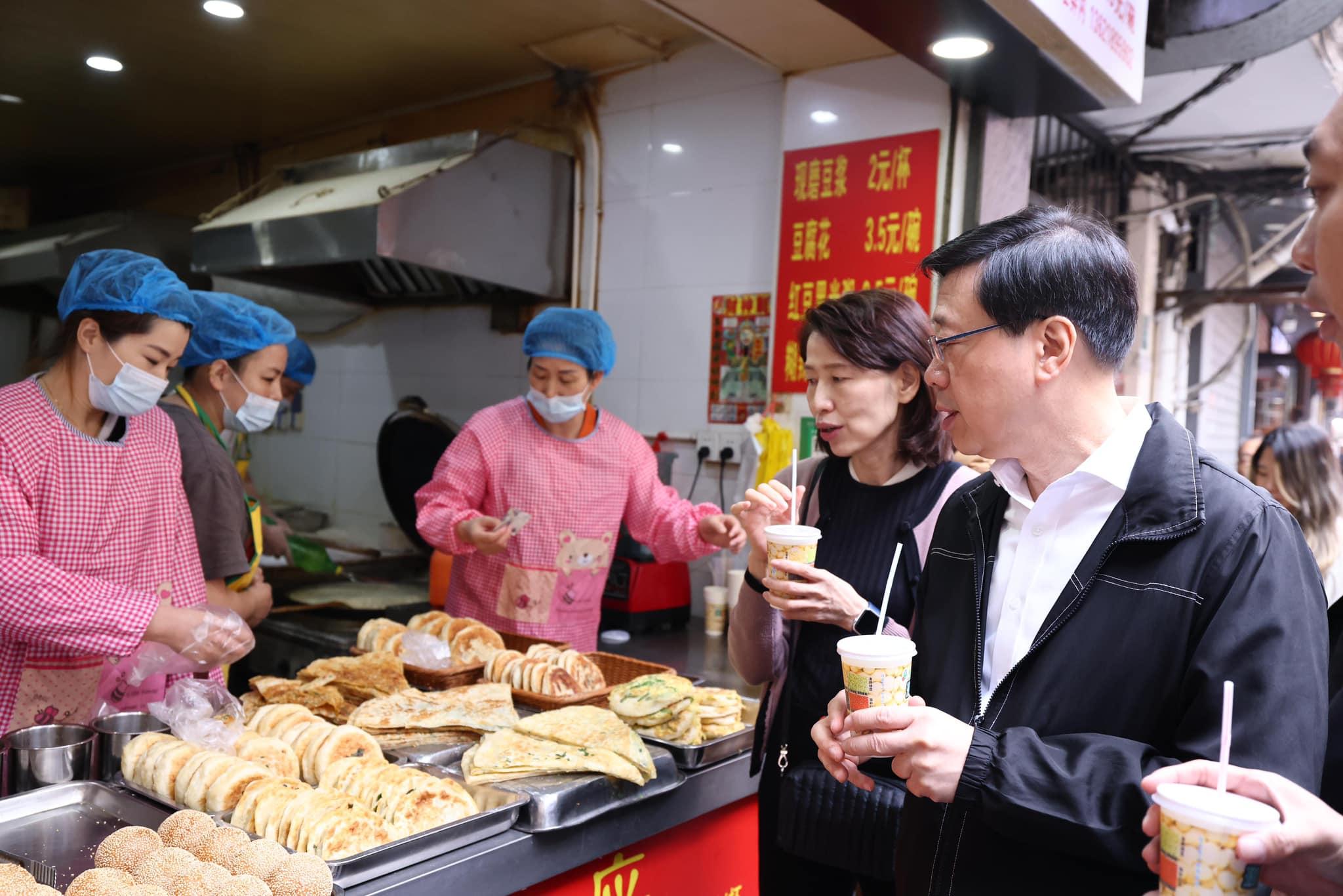 剛於上海出席進博會的特首李家超,啟程返回香港前夕品嚐上海地道早餐。(李家超fb)