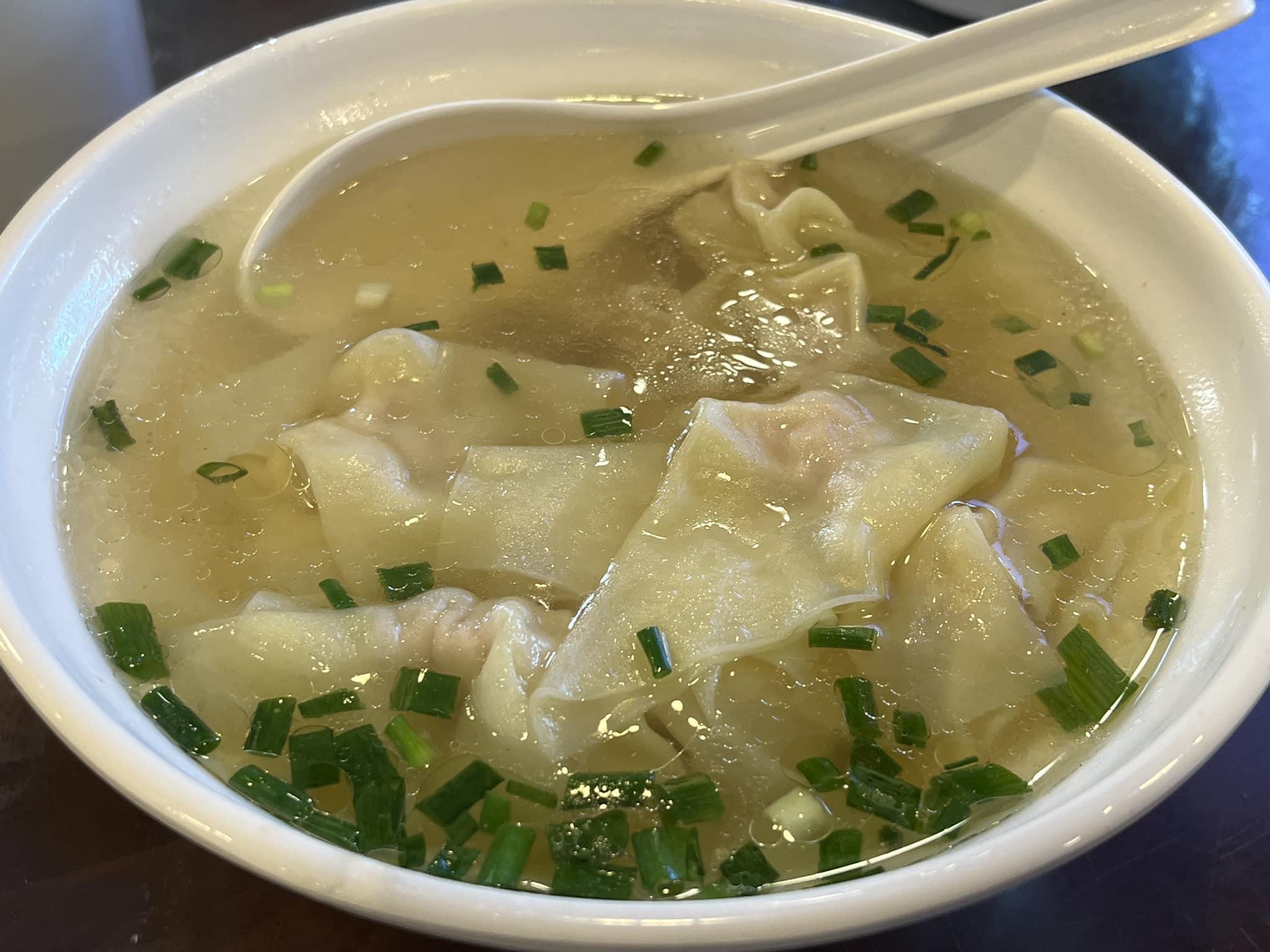 剛於上海出席進博會的特首李家超,啟程返回香港前夕品嚐上海地道早餐。(李家超fb)